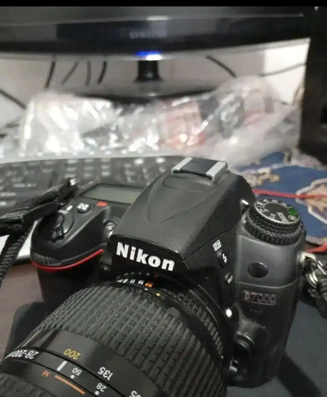 نیکون D7000 دست دو