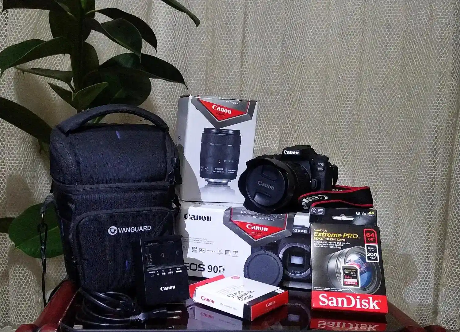 دوربین عکاسی و فیلم‌برداری Canon 90D با لنز18 135 دست دو