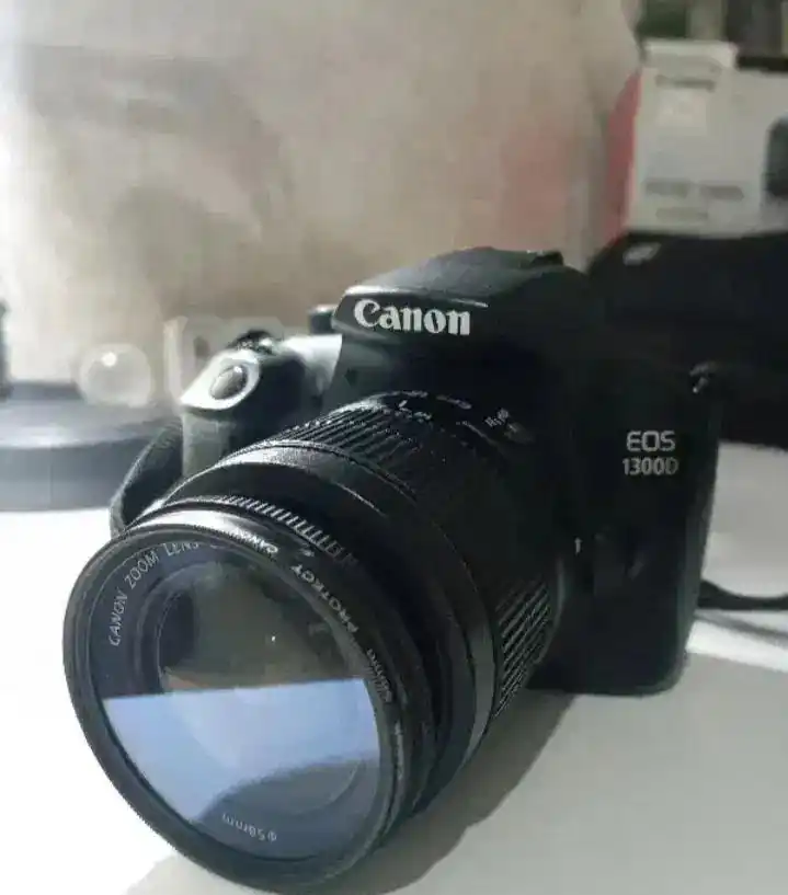 دوربینcanon۱۳۰۰d دست دو