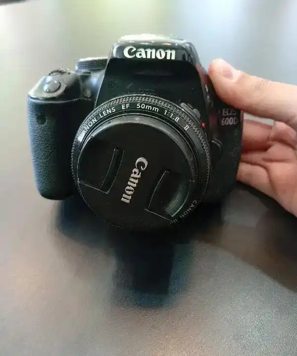 دوربین canon 600d فروش فوری همراه با لنز اضافه دست دو