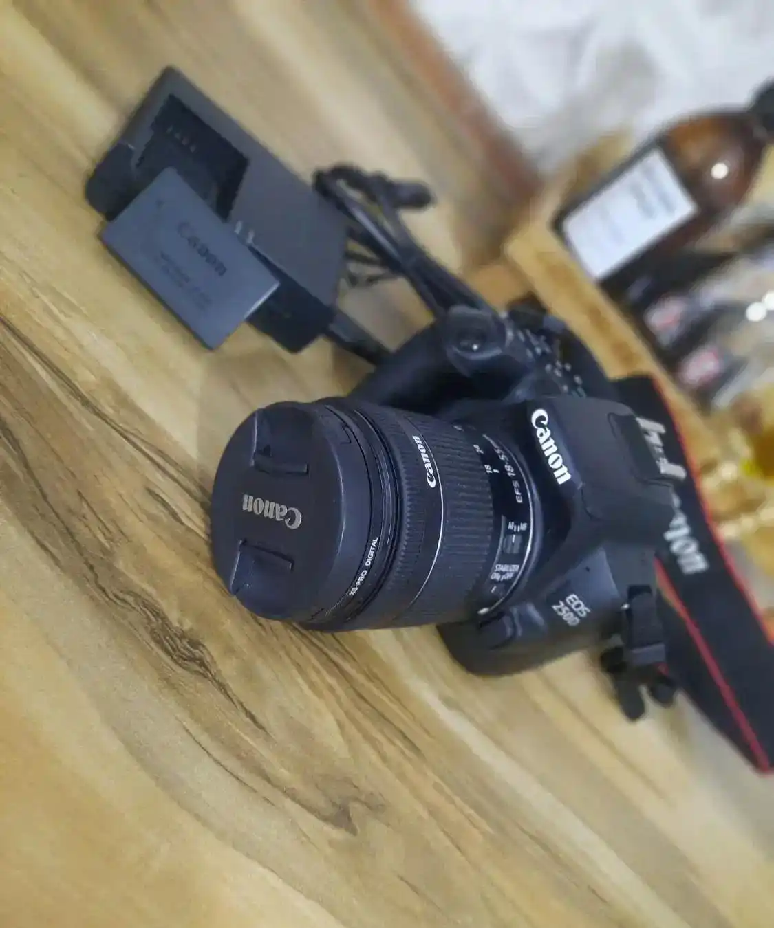 دوربین کنون ۲۵۰دی  در حد نو Canon 250d  همراه لنز دست دو
