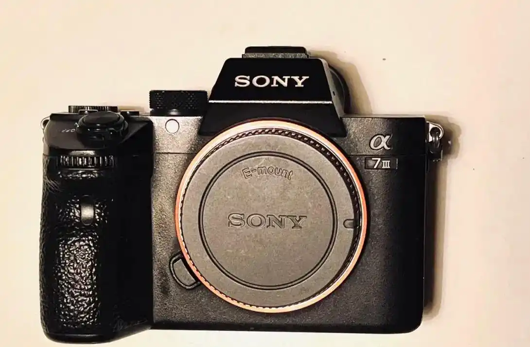 دوربین سونی الفا 7 مارک۳  Sony A7 III دست دو