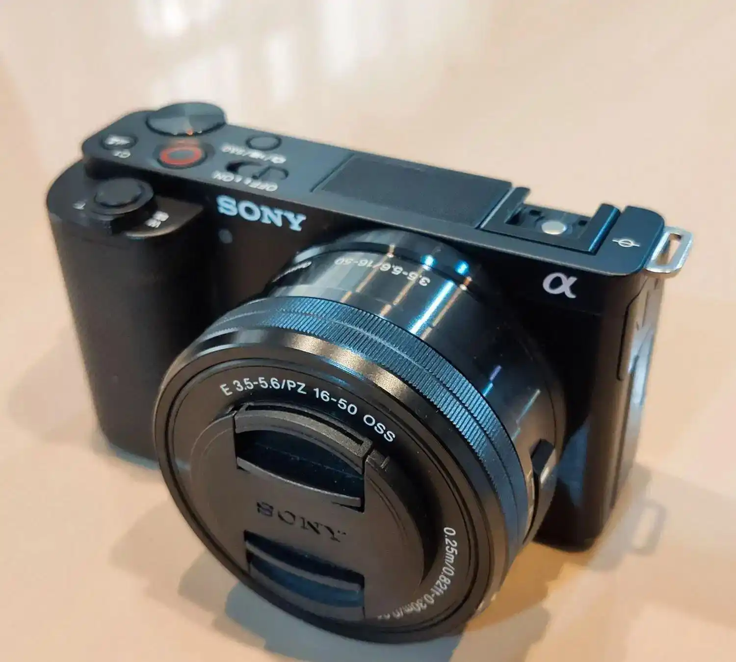 دوربین Sony ZVE10 تمیز همراه کیف و سه‌پایه دست دو
