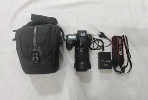 دوربین 80d به همراه لنز ۵۰ و تله ۷۰ ۲۰۰ دست دوم