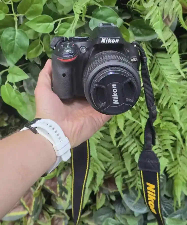 دوربین نیکون nikon d5200 kit 18-55 به همراه لوازم دست دو