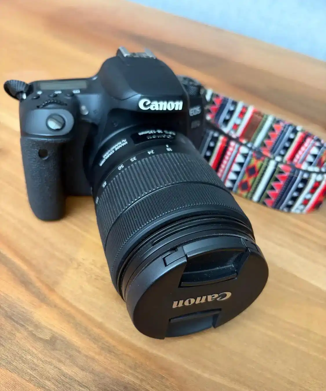 Canon 77D با لنز18-135 کاملا نو دست دو