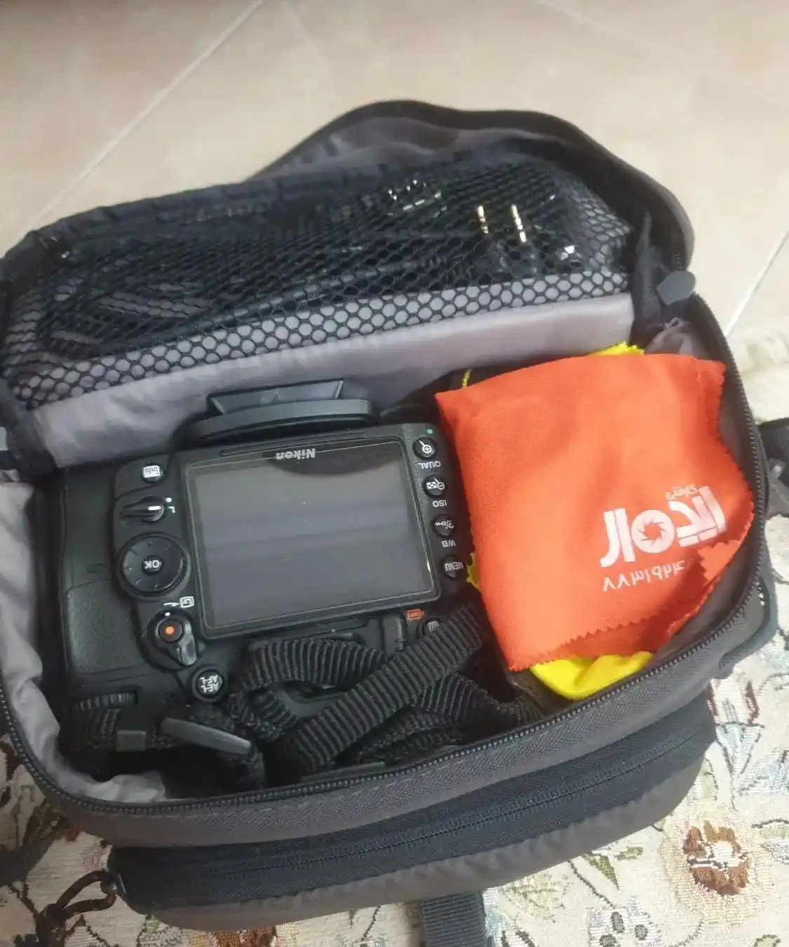 دوربین D7000 نیکن دست دو