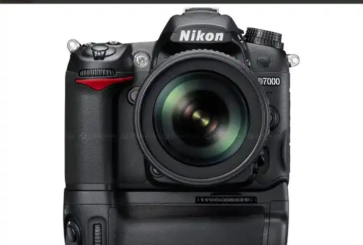 D7000نیکون درحد دست دو