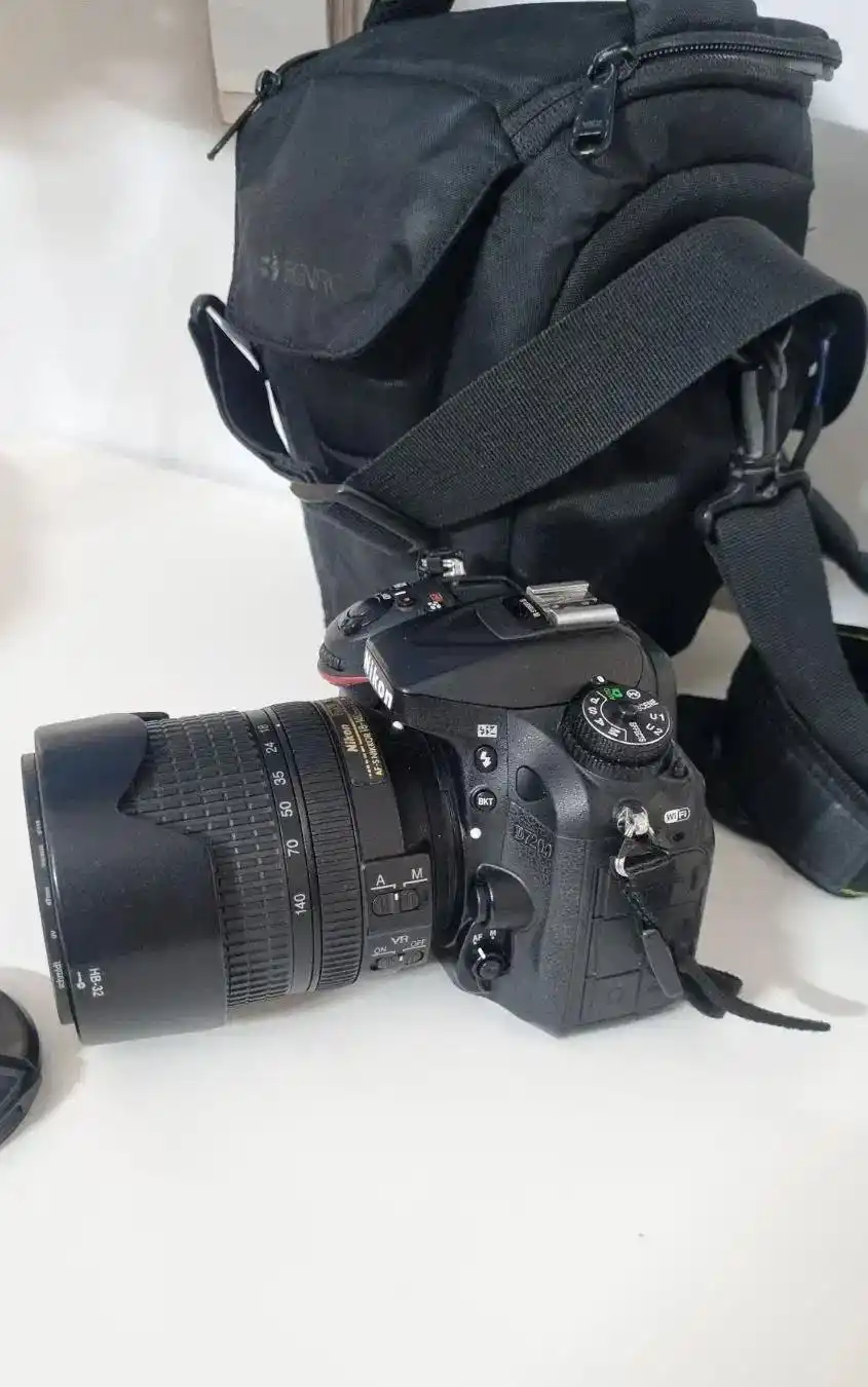 Nikon D7200 + 18-140 VR در حد نو دست دو