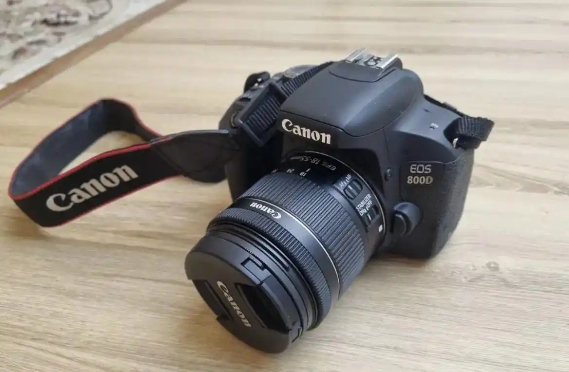 دوربین دیجیتال کانن مدل EOS 800D دست دو