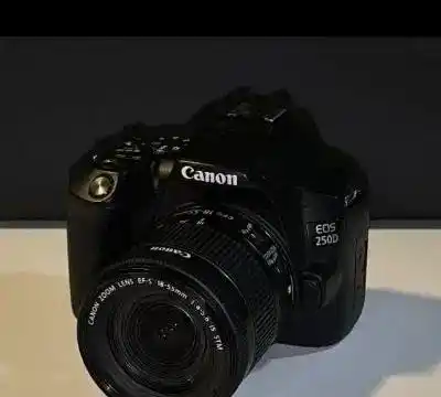 دوربین کنون.   250D دست دو