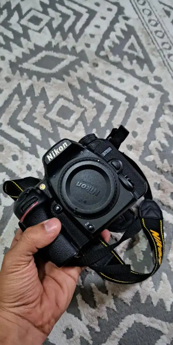 دوربین نیکون d7500 دست دو