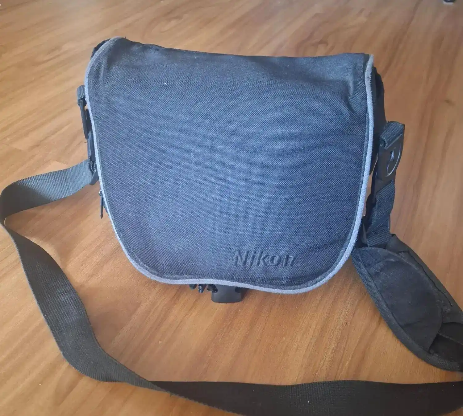 دوربین نیکن d3100 دست دو