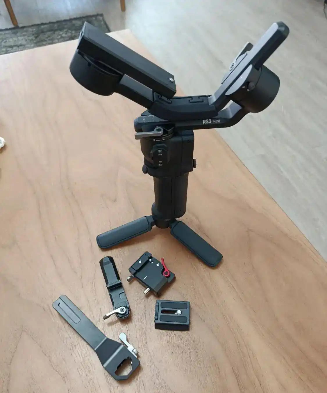 گیمبال رونین Dji Rs3 mini در حد آکبند دست دو