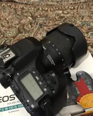 کنون 80D همراه لنز و سه پایه دست دوم