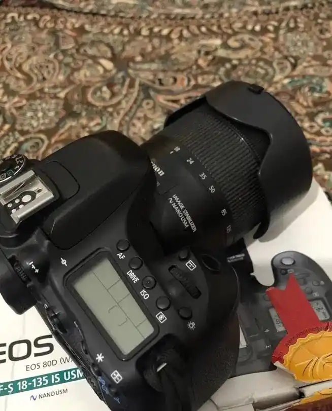 دوربین کنون80D دست دو