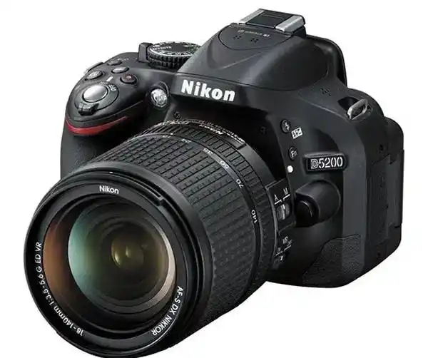 دوربین عکاسی مدل Nicon D5200 دست دو