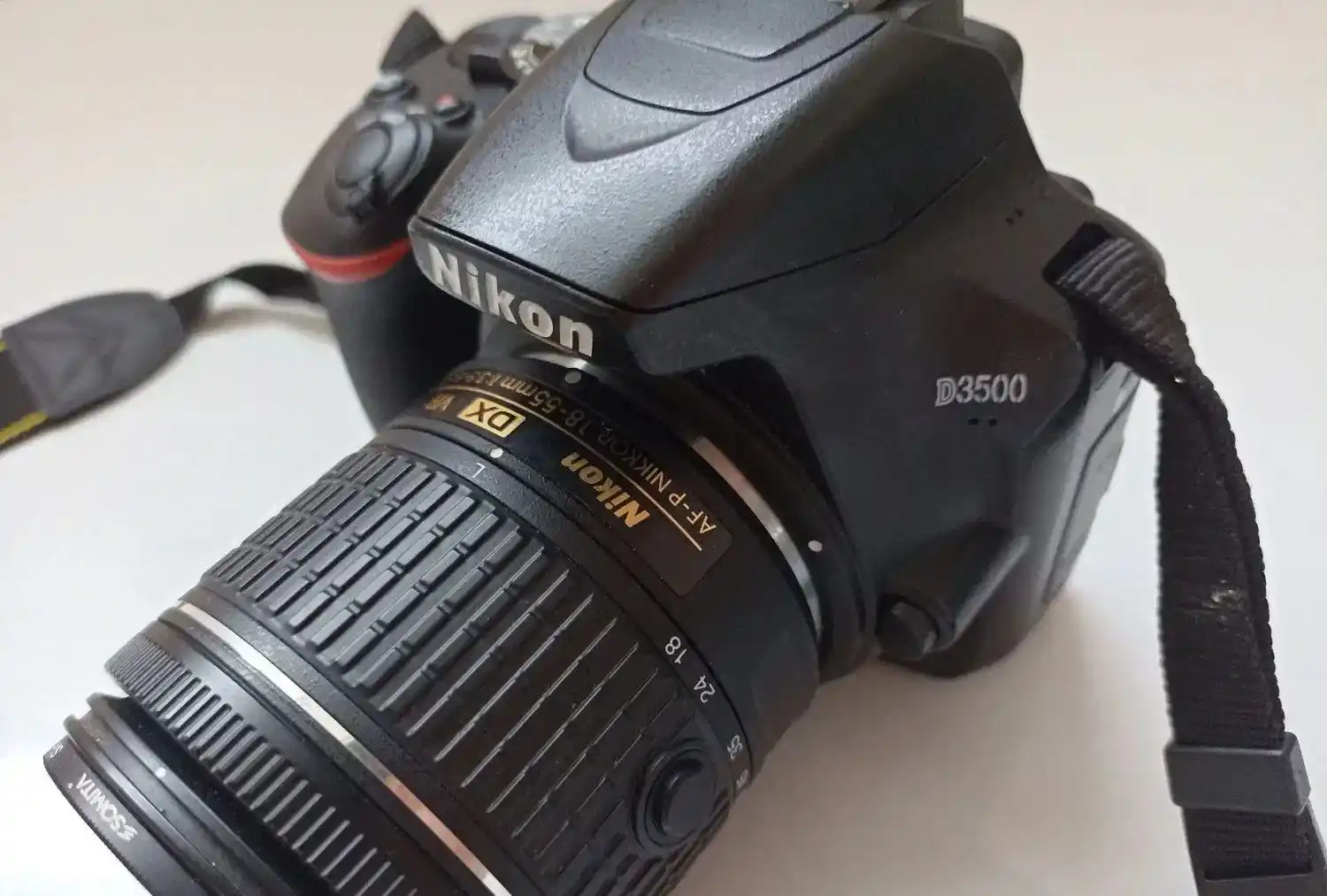 دوربین عکاسی و فیلم‌برداری نیکون D3500 دست دو