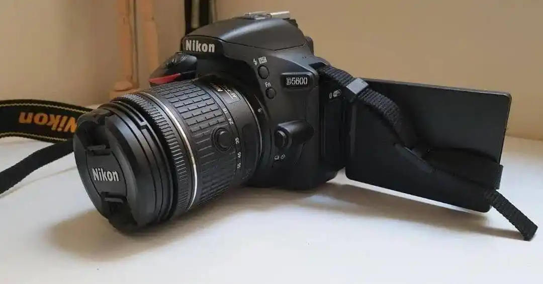 دوربین عکاسی حرفه ای d5600 نیکون دست دو