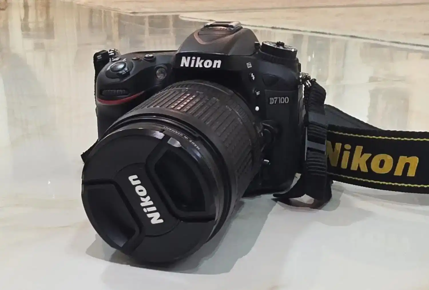 دوربین حرفه‌ای‌‌Nikon D7100 بسیار تمیز+کیف +پایه دست دو
