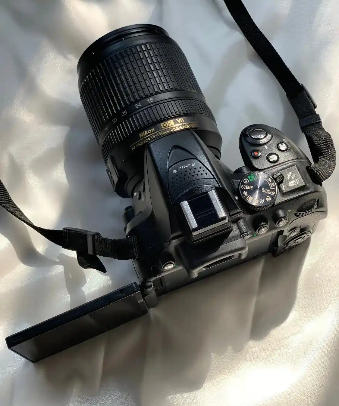 دوربین حرفه ای نیکون مدل D5300 با لنز AF-S 18-140 دست دو