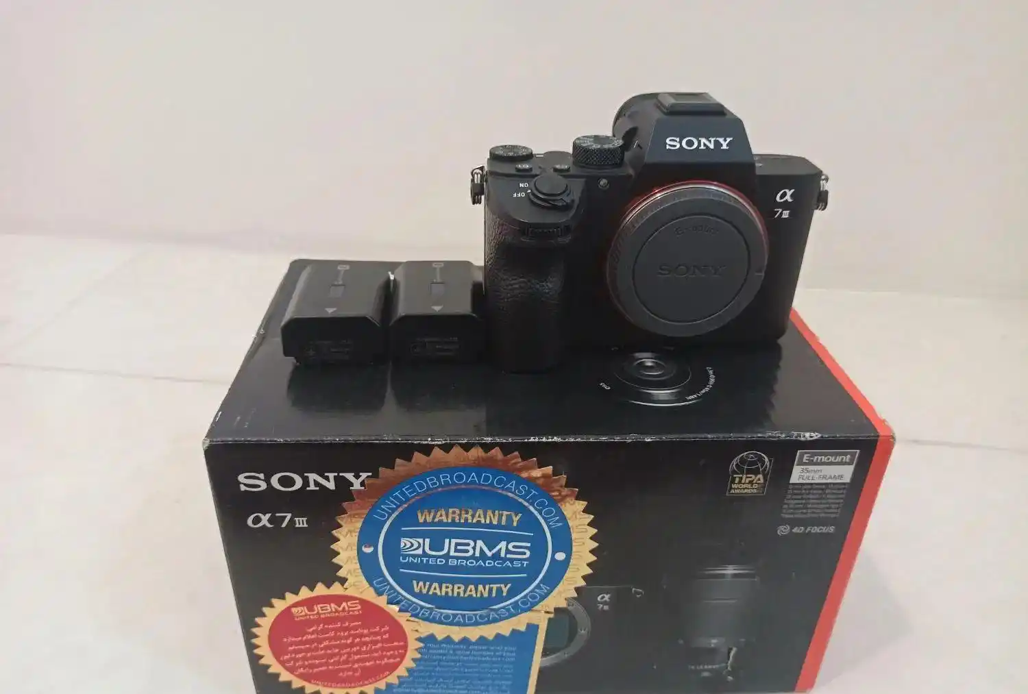 دوربین دیجیتال بدون آینه سونی مدل Alpha A7 III دست دو