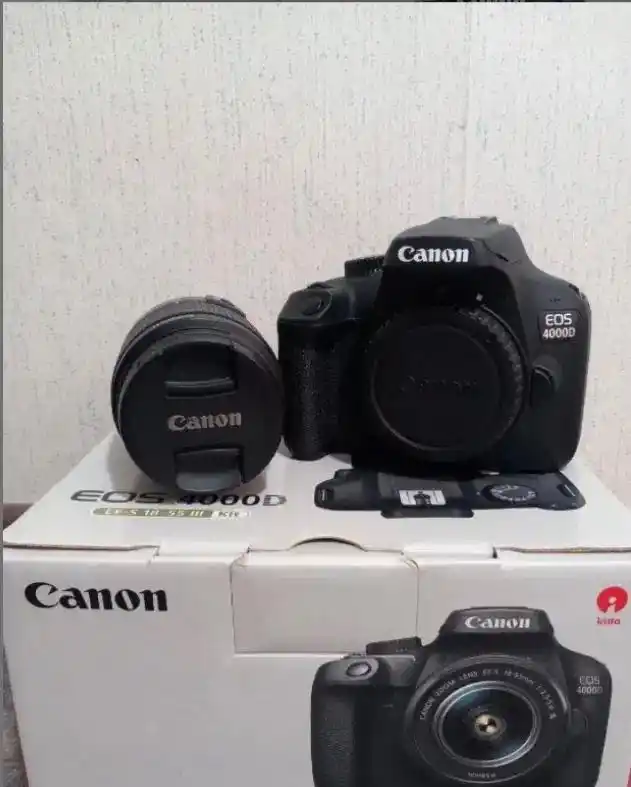 Canon4000D دست دو