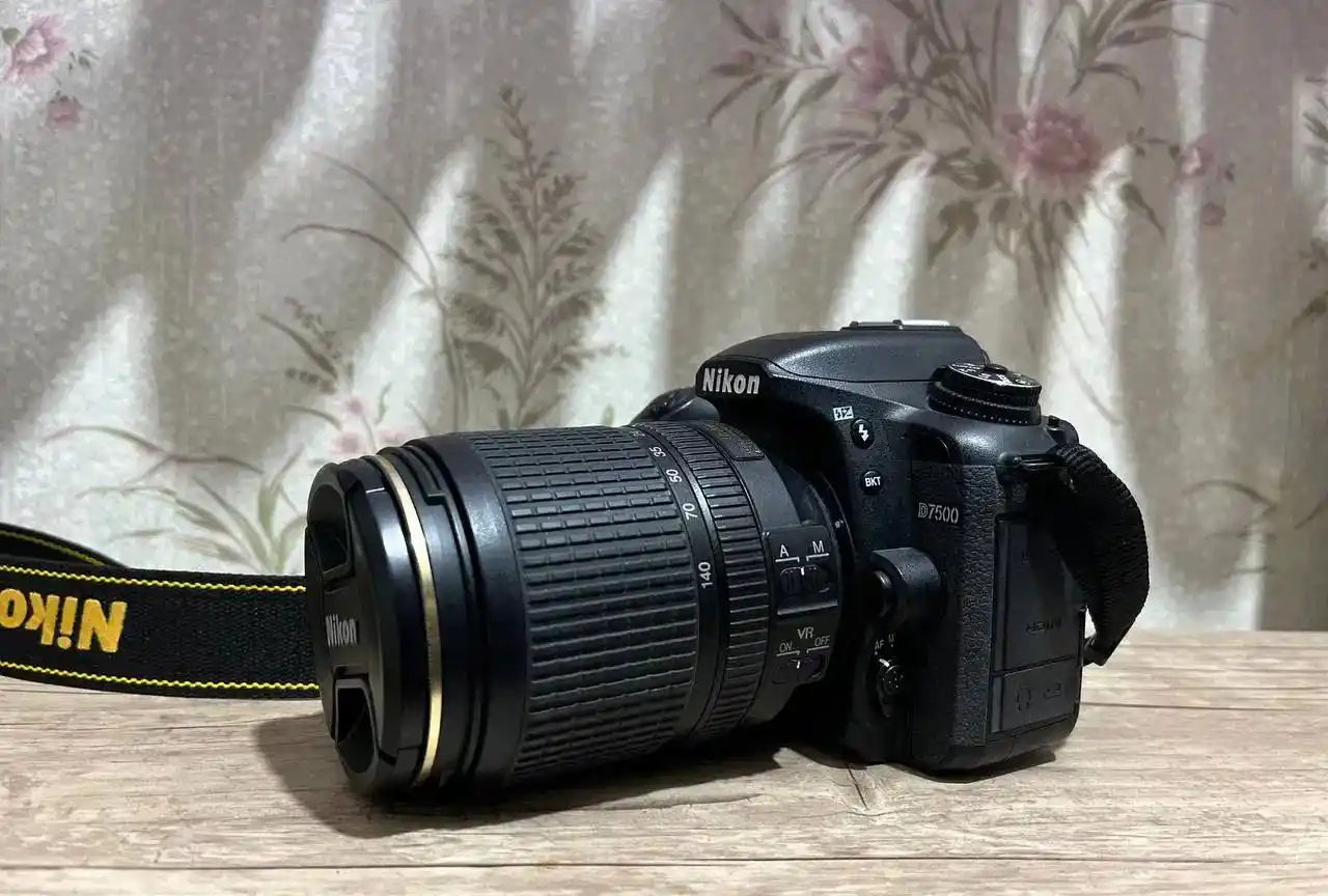 Nikon D7500 دست دو