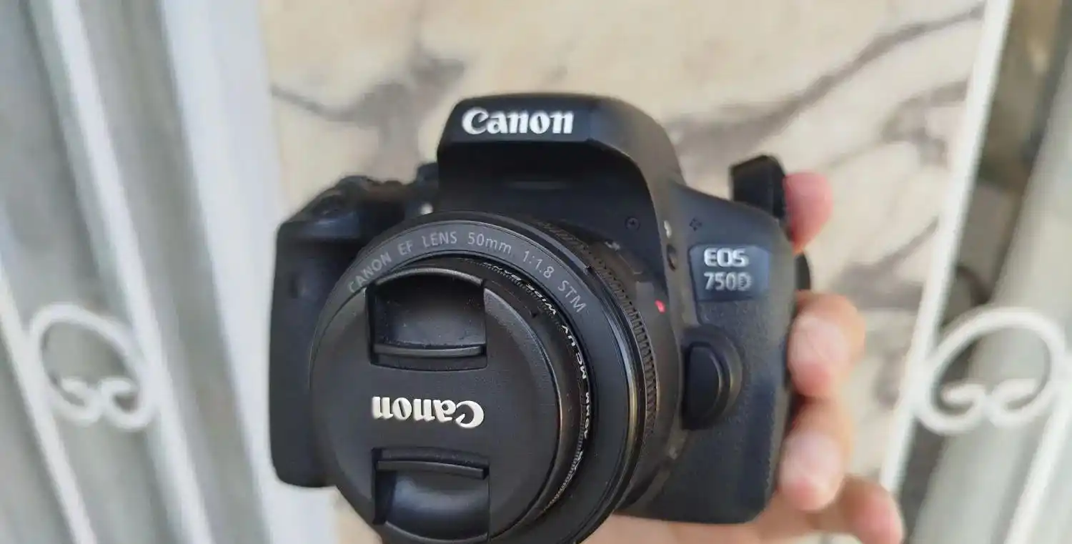 دوربین canon 750d با لنز فیکس 50 بسیار تمیز دست دو