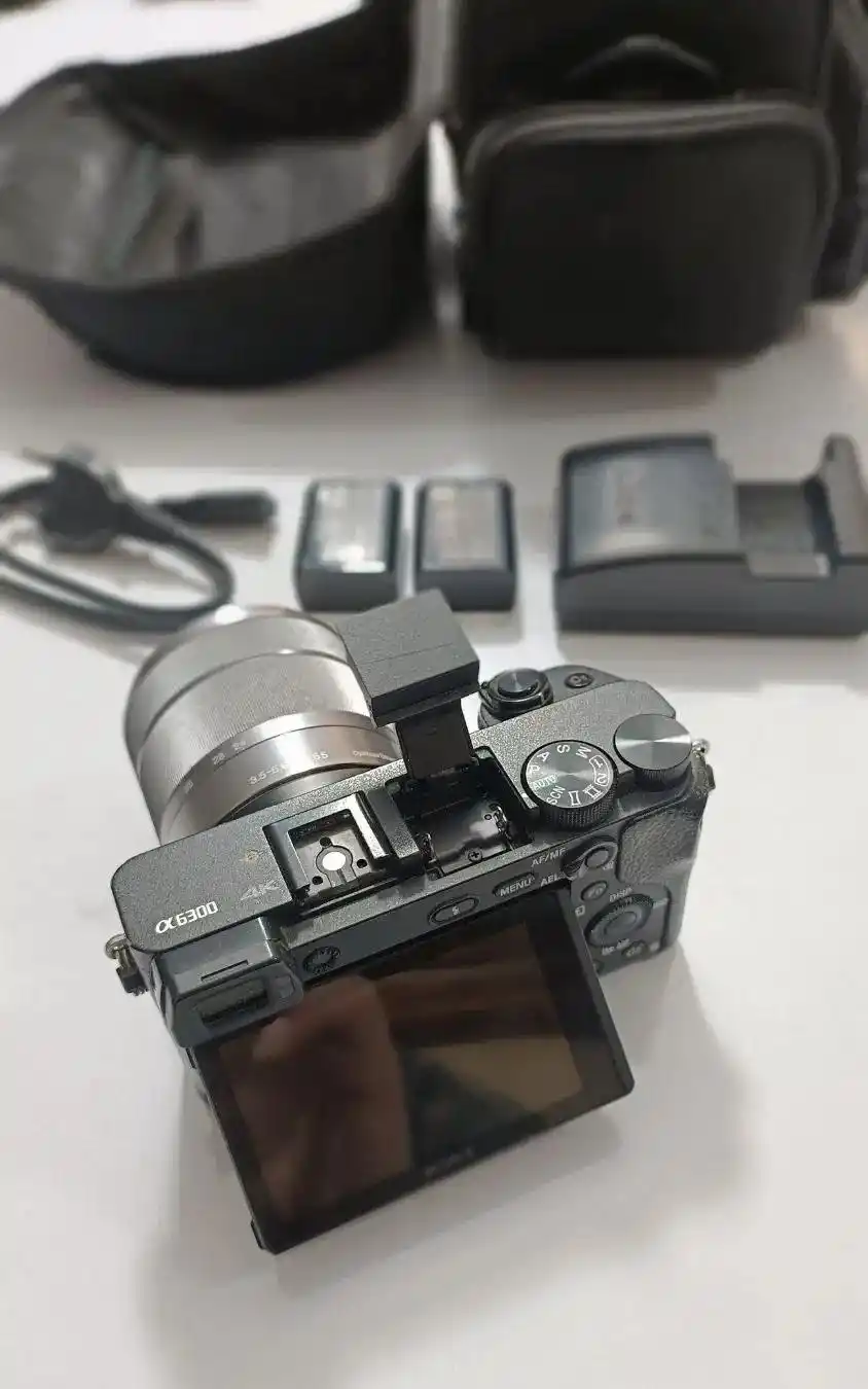 سونی آلفا ۶۳۰۰ Sony A6300 + lens 18-50 دست دو
