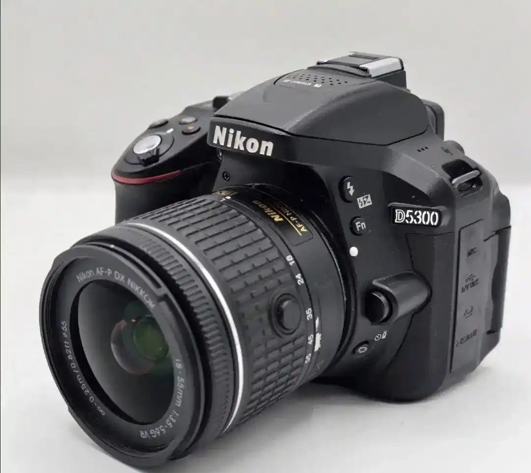 دوربین nikon d5300 تمیز دست دو