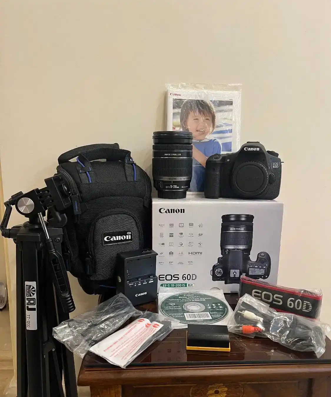 دوربین کنون Canon 60D بهمراه لنز 200-18 کنون دست دو