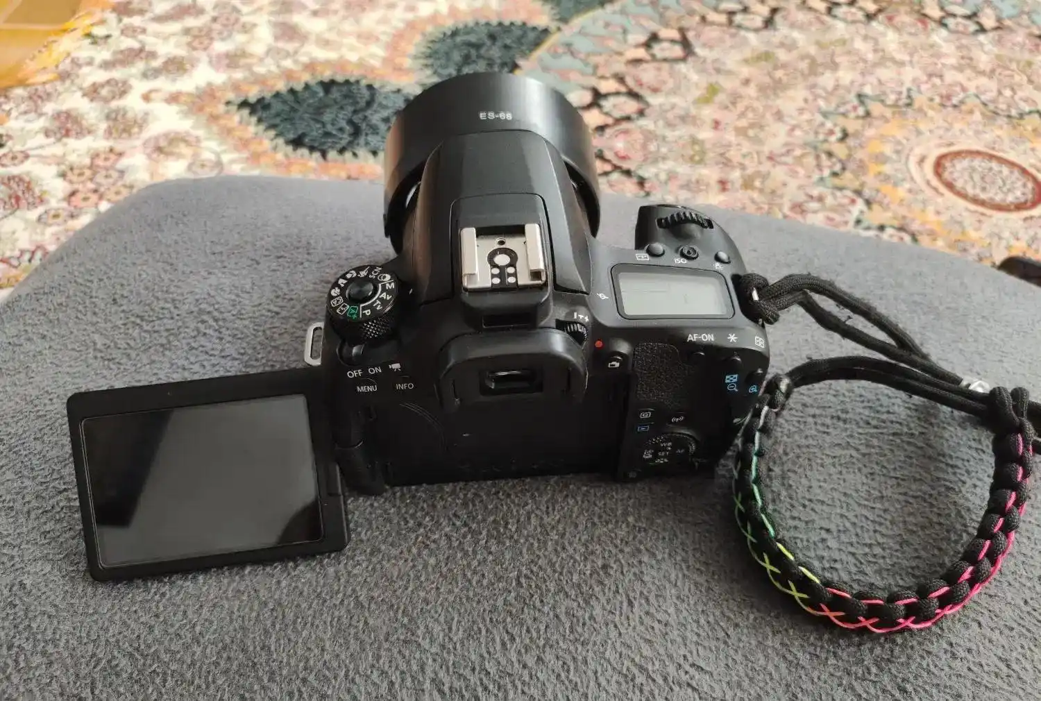 canon 77d با 55-18 دست دو