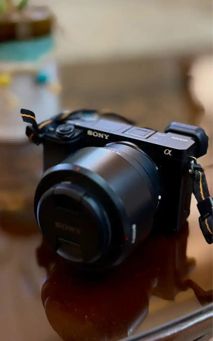 دوربین سونی A6400 با لنز 50 F1.8 دست دو