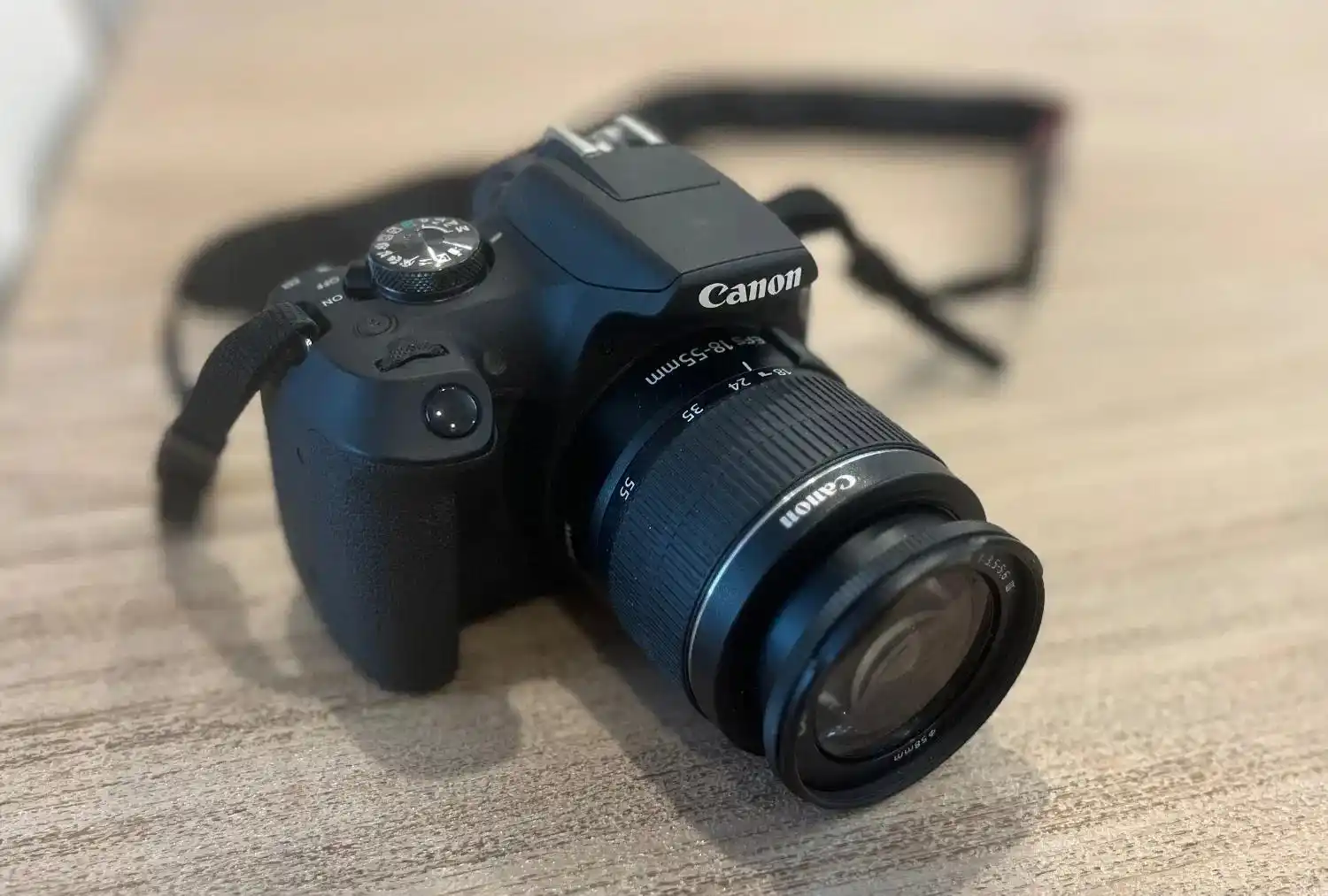 دوربین Canon 2000D دست دو