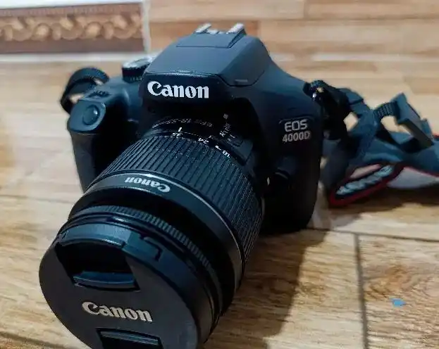 دوربین Canon EOS 4000D دست دو