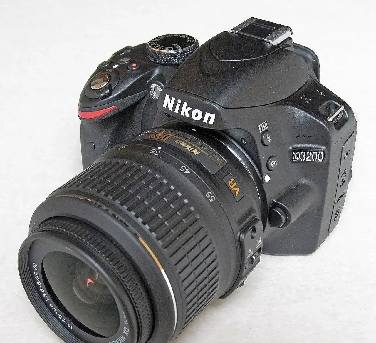 دوربین نیکونnikon  D3200 دست دو