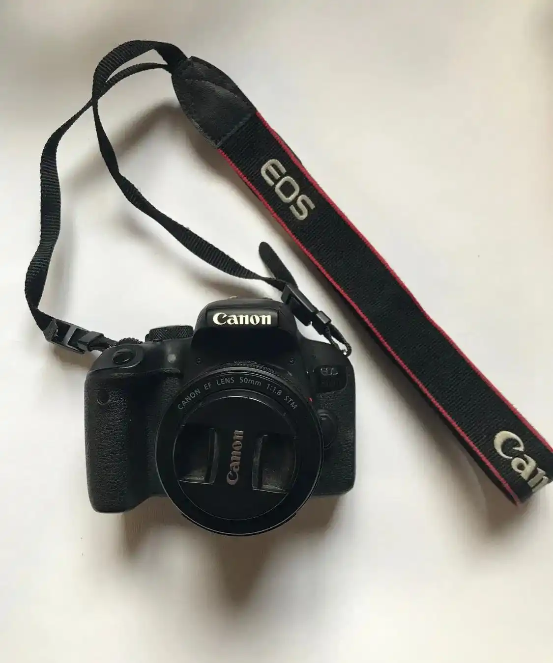 دوربین با لنز canon 800D دست دو