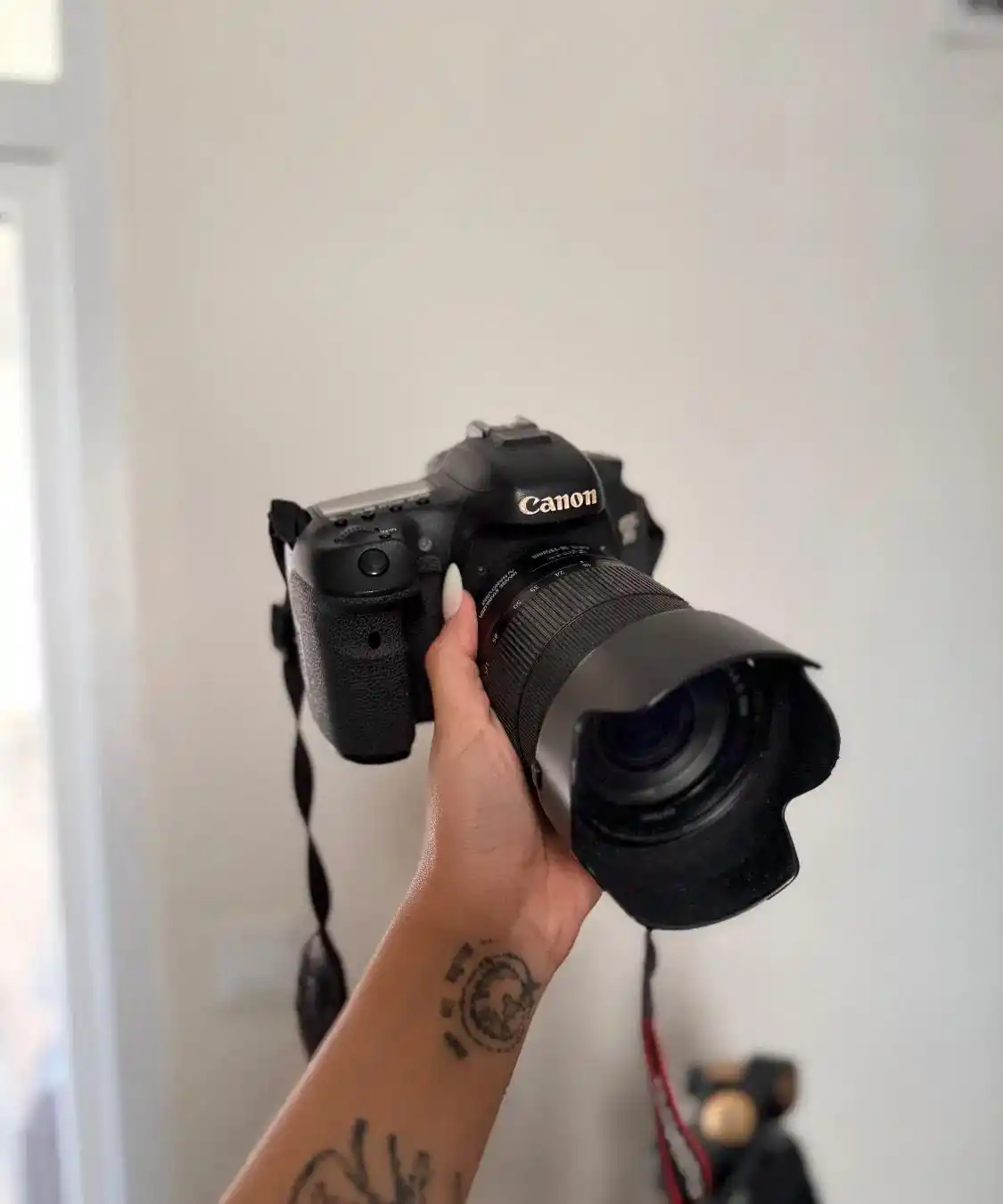 دوربین canon 7D II با تجهیزات دست دو