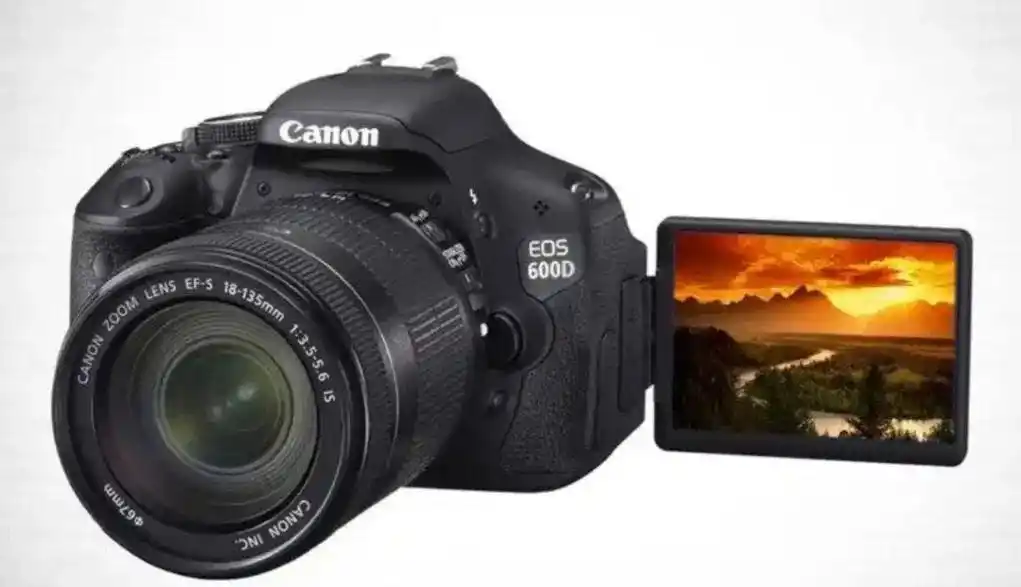 دوربین عکاسی کانن EOS 600D دست دو