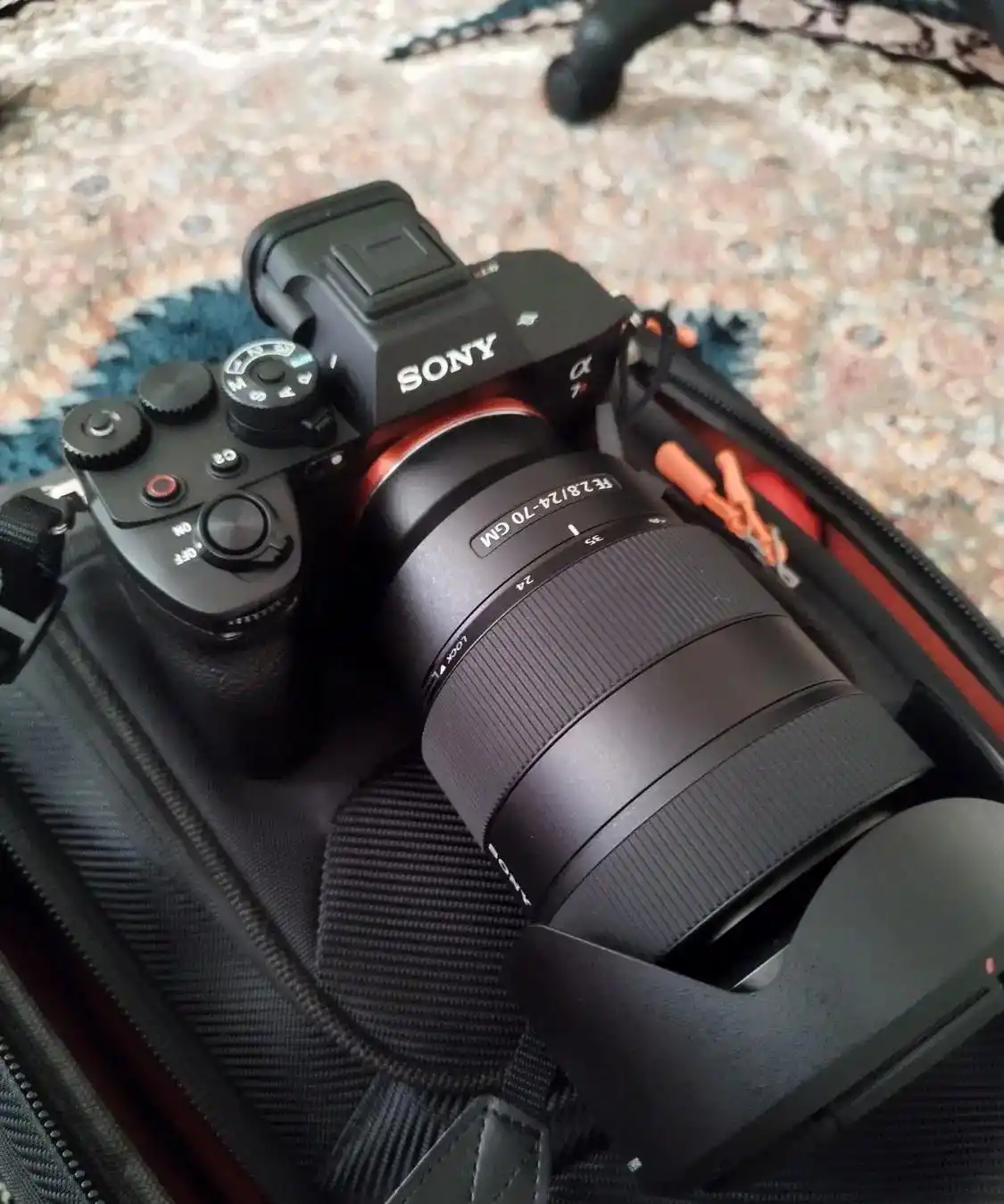 دوربین عکاسی و فیلمsony a7 RV با لنز ۲۴ ۷۰ gm دست دو