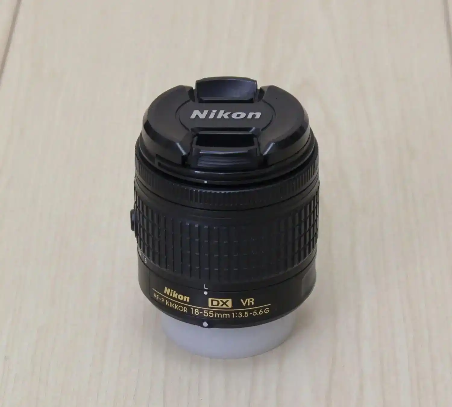 لنز نیکون AF-P DX Nikkor 18-55mm F3.5 VR دست دو