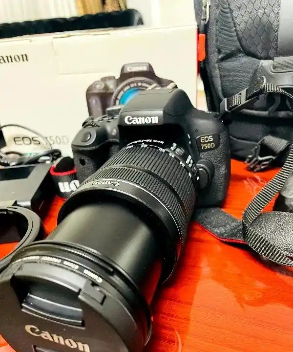 دوربین canon 750d (بسیار کم شات) در حد نو دست دو
