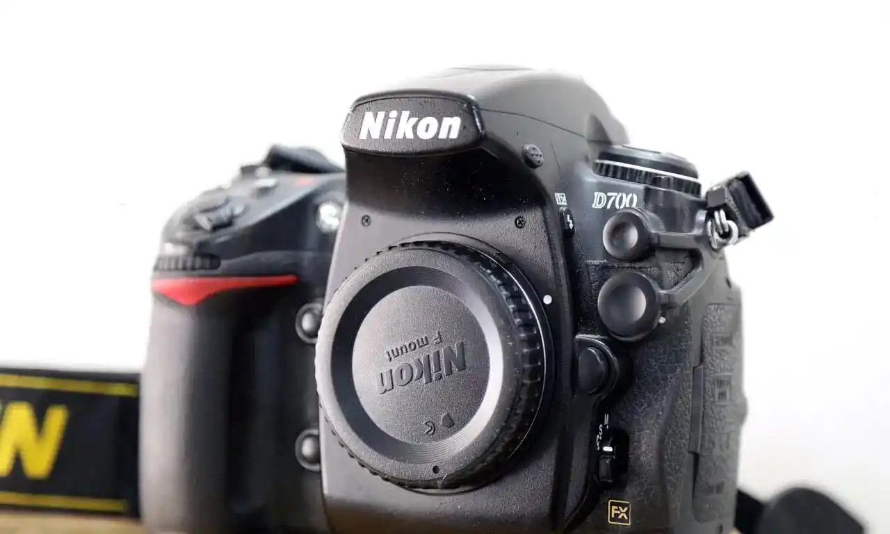 دوربین عکاسی فول فرم D700 دست دو