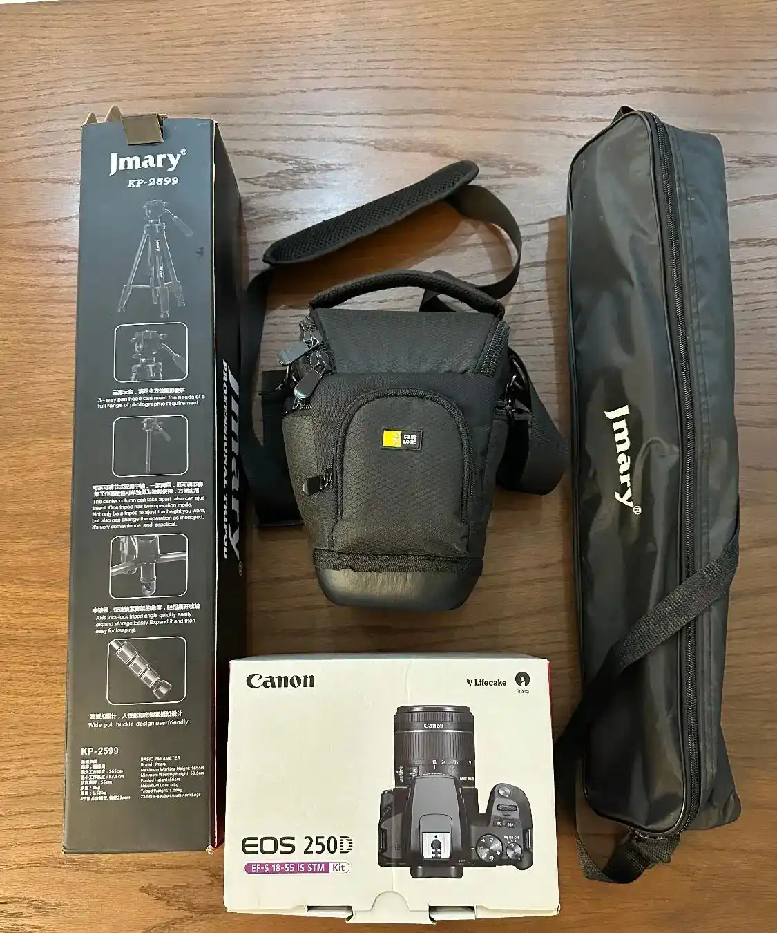 دوربین Canon 250D به همراه کیف، پایه دوربین و سایر دست دو