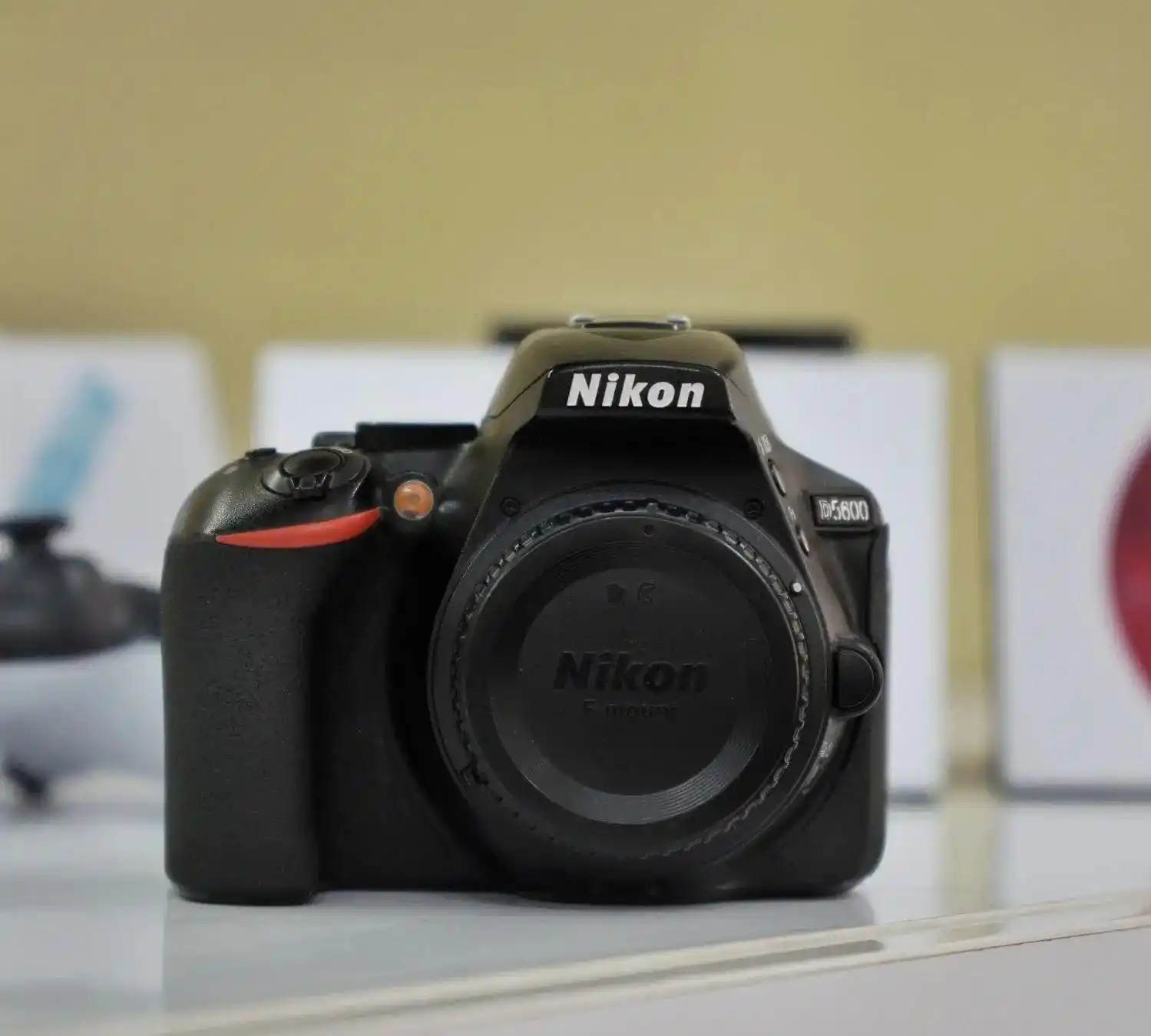 دوربین نیکون d5600 دست دو