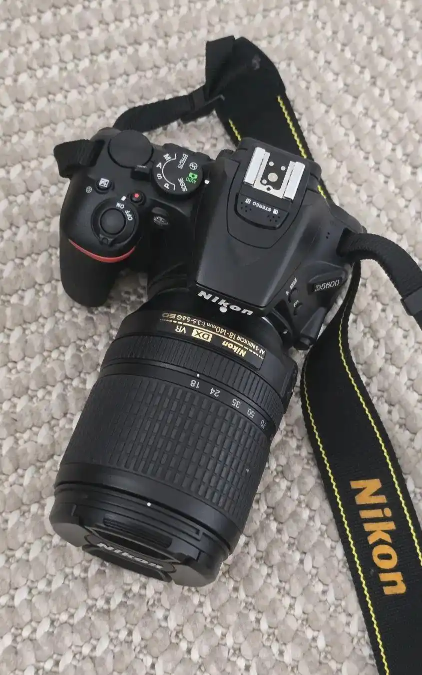 دوربین نیکون d5600 دست دو