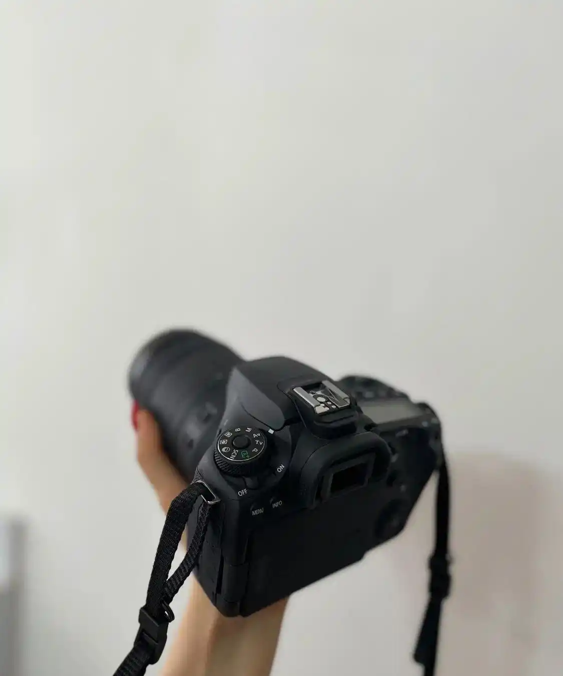 دوربین canon 90D دست دو