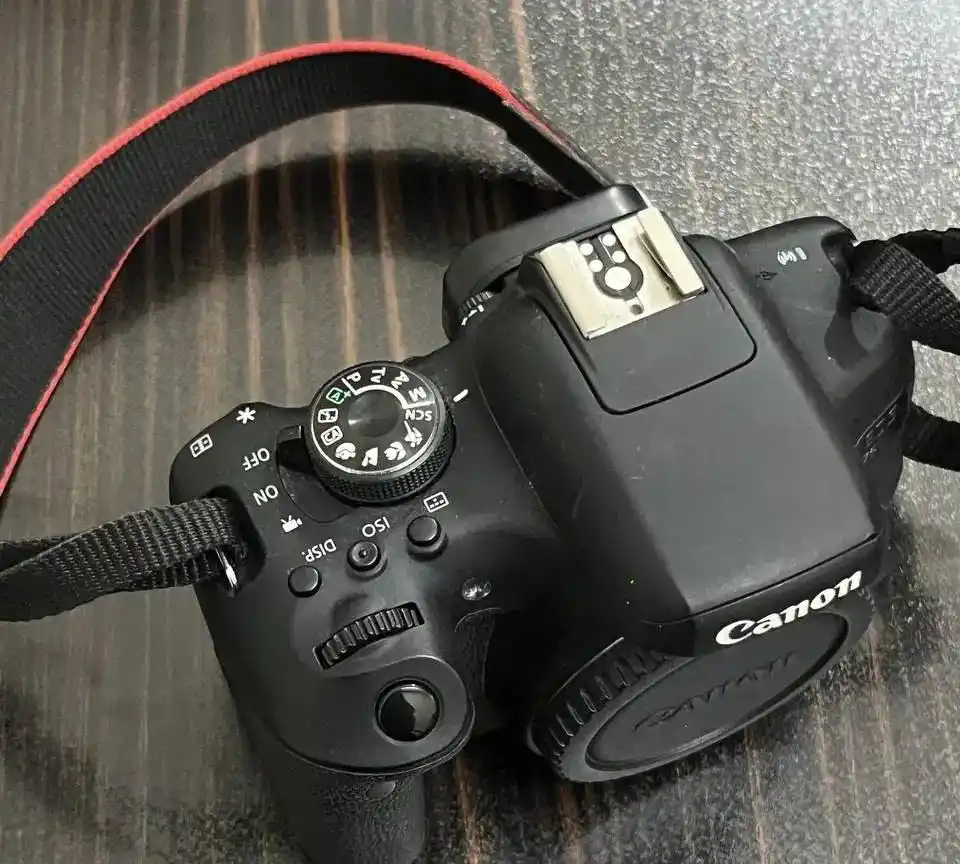 دوربین 750D کنون canon با لنز 18-135 بسیار تمیز دست دو