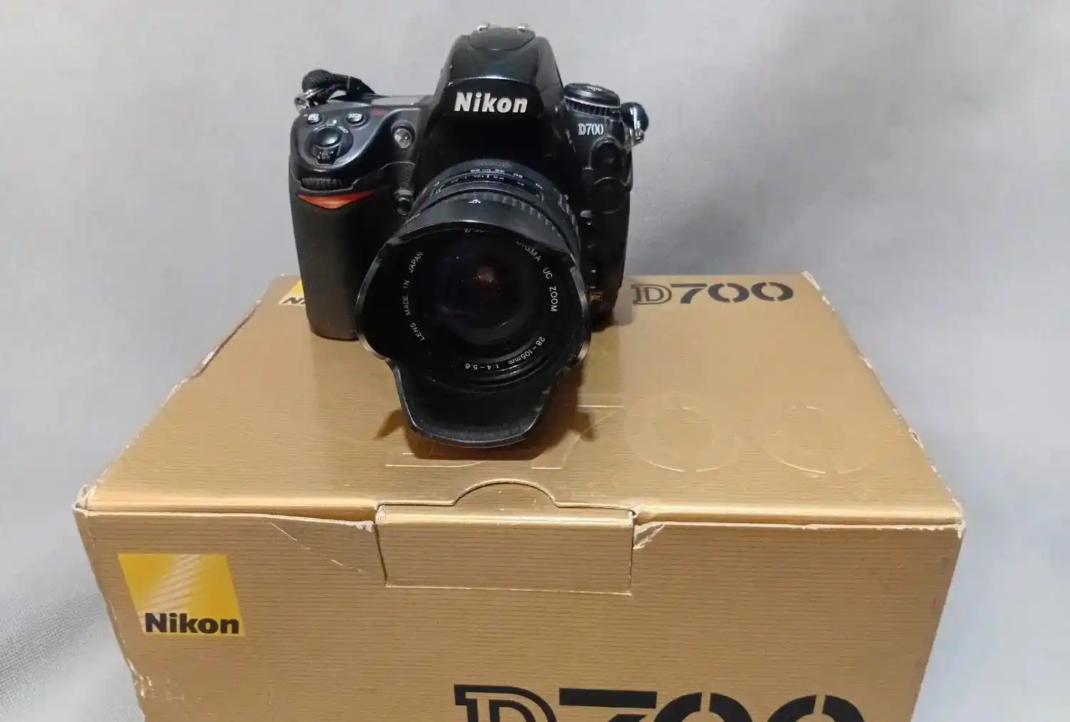 Nikon D700 (فول‌فریم) + لنز همه‌کاره ۲۸-۱۰۵ Sigma دست دو